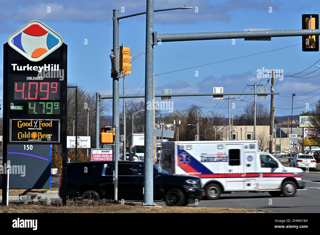 Wilkes Barre, Usa. 03. März 2022. Ein Schild an der Turkey Hill Tankstelle steht für $4,09 für eine Gallone Gas.die Gaspreise stiegen an den meisten Standorten um 30 Cent pro Gallone, einige haben die $4-Marke gebrochen. Die Gaspreise steigen aufgrund der Ukraine-Russland-Krise um ein Höchstniveau. Kredit: SOPA Images Limited/Alamy Live Nachrichten Stockfoto