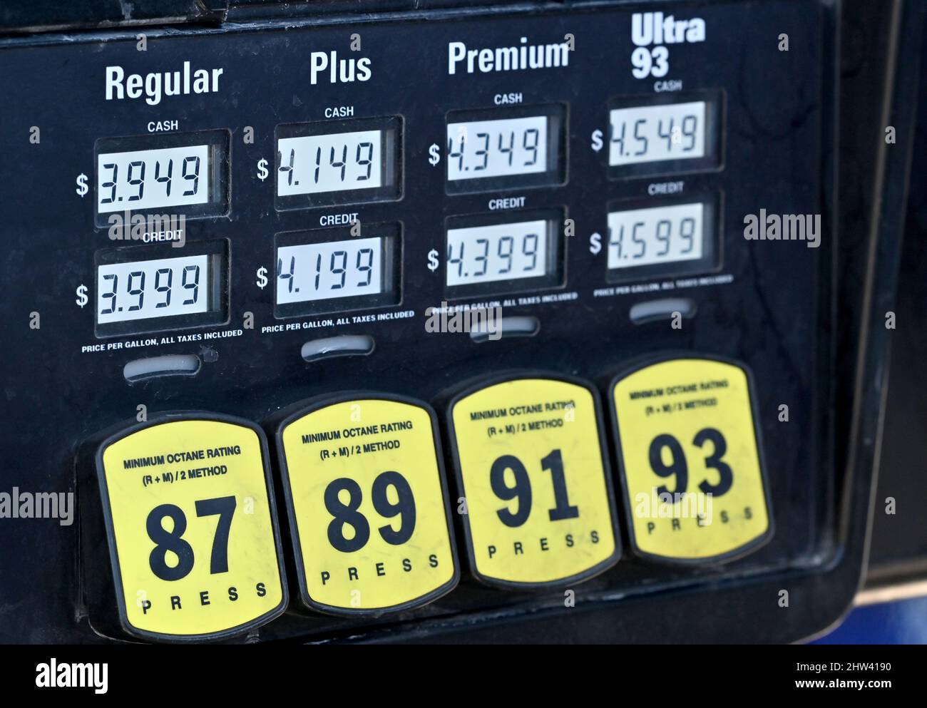 Wilkes Barre, Usa. 03. März 2022. Eine Sunoco-Gaspumpe liest Bargeld- und Kreditkartenpreise, die sich um $4 pro Gallone nähern.die Gaspreise stiegen an den meisten Standorten um 30 Cent pro Gallone, einige brachen die Marke von $4. Die Gaspreise steigen aufgrund der Ukraine-Russland-Krise um ein Höchstniveau. Kredit: SOPA Images Limited/Alamy Live Nachrichten Stockfoto