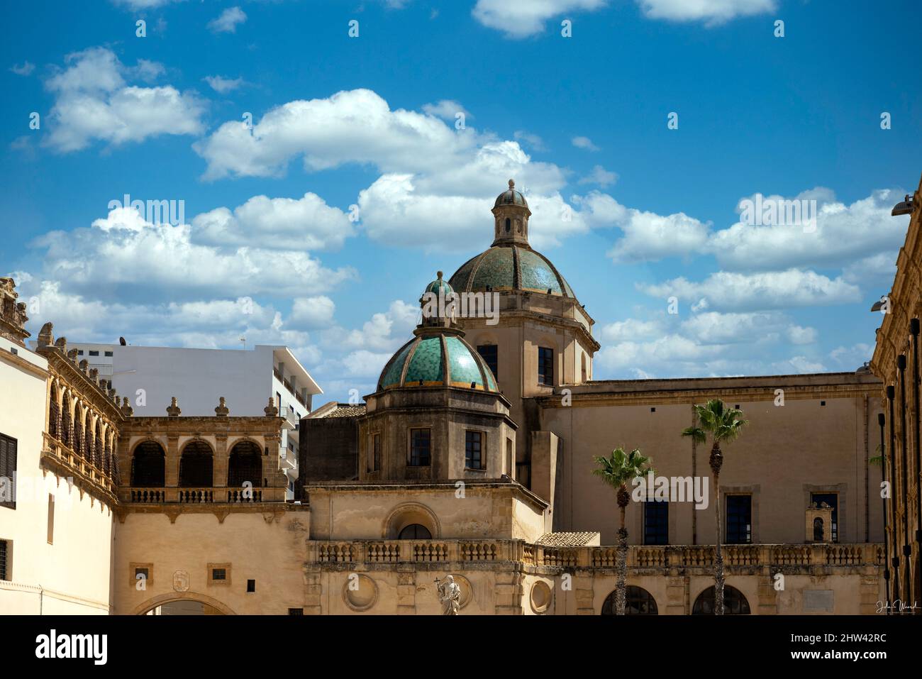 Sehr schönes altes Architekturgebäude im sonnigen schönen sizilien in italien Stockfoto