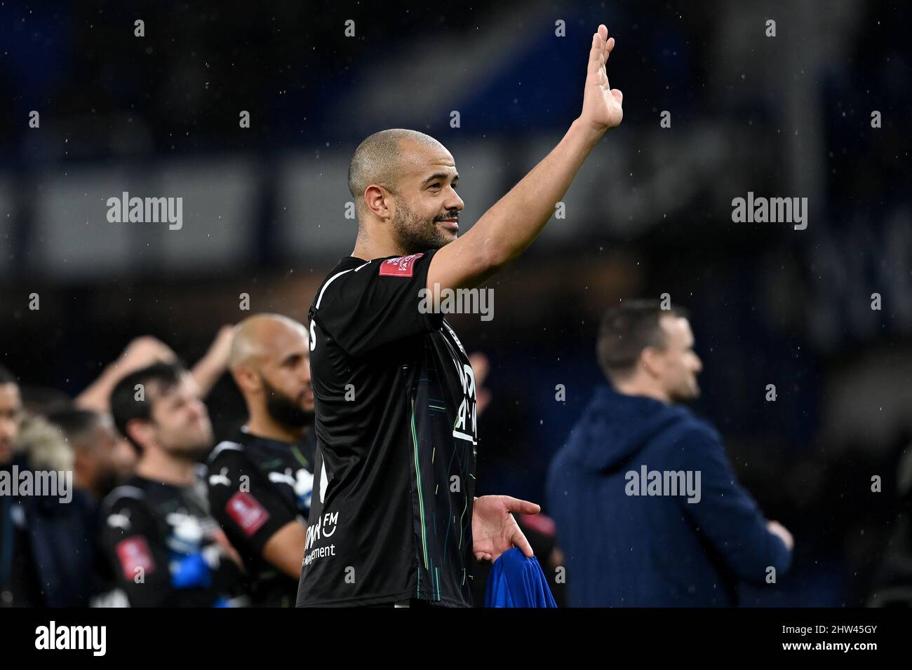 Liverpool, Großbritannien. 03. März 2022. David Stephens #6 von Boreham Wood winkt den Fans beim Schlusspfiff in Liverpool, Großbritannien, am 3/3/2022. (Foto von Craig Thomas/News Images/Sipa USA) Quelle: SIPA USA/Alamy Live News Stockfoto