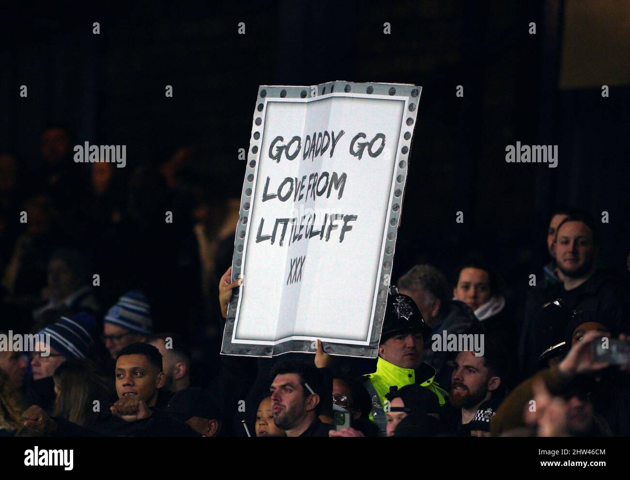Ein Fan auf der Tribüne hält ein Schild mit der Aufschrift „Go Dapy go love from Little Cliff“ während des fünften Spiels des Emirates FA Cup im Goodison Park, Liverpool. Bilddatum: Donnerstag, 3. März 2022. Stockfoto