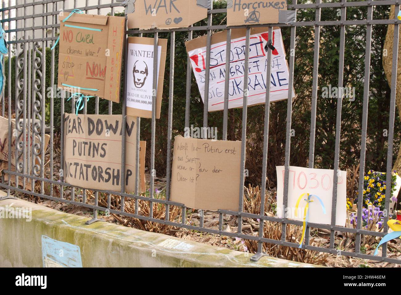 Hamburg, der 01.03.2022 - am Feenteich in Uhlenhorst befindet sich das russische Generalkonsulat in Hamburg. Vor dem Tor hängen Protestplakate und es Stockfoto