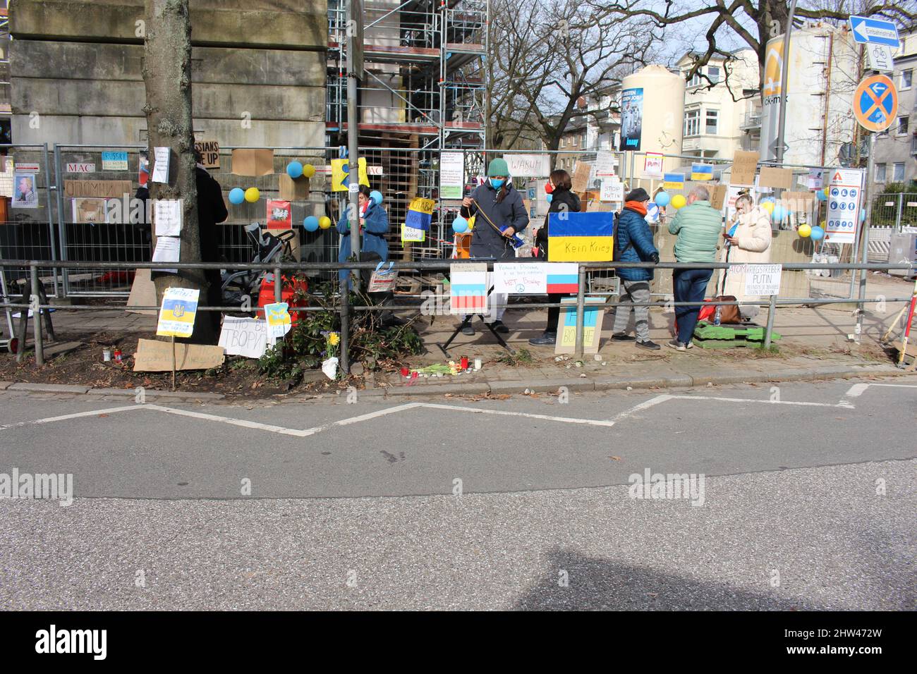 Hamburg, der 01.03.2022 - am Feenteich in Uhlenhorst befindet sich das russische Generalkonsulat in Hamburg. Vor dem Tor hängen Protestplakate und es Stockfoto