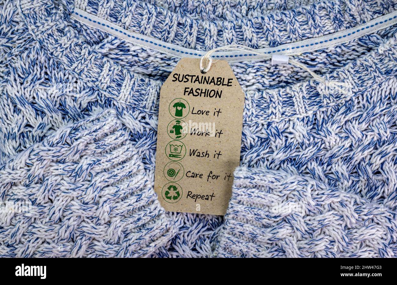 Nachhaltige Mode-Ikone auf dem Pulli-Label mit tragen, arbeiten, lieben, waschen, pflegen, Wiederhole die Symbole, um Kleidung nachhaltig zu gestalten Stockfoto