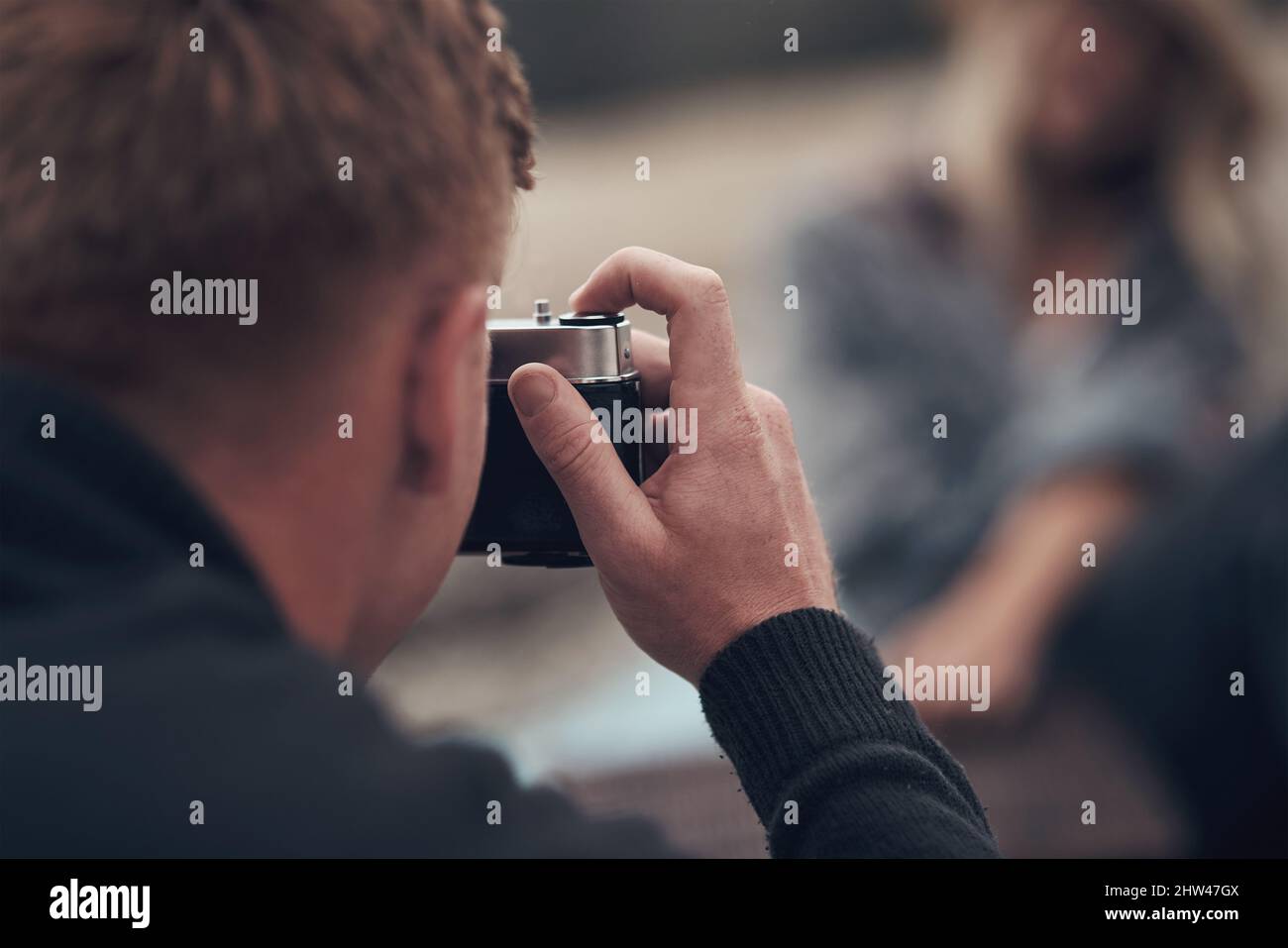 Wir kamen mit nichts als mit schönen Erinnerungen zu verlassen. Aufnahme eines Mannes, der mit seiner Kamera am Strand fotografiert. Stockfoto