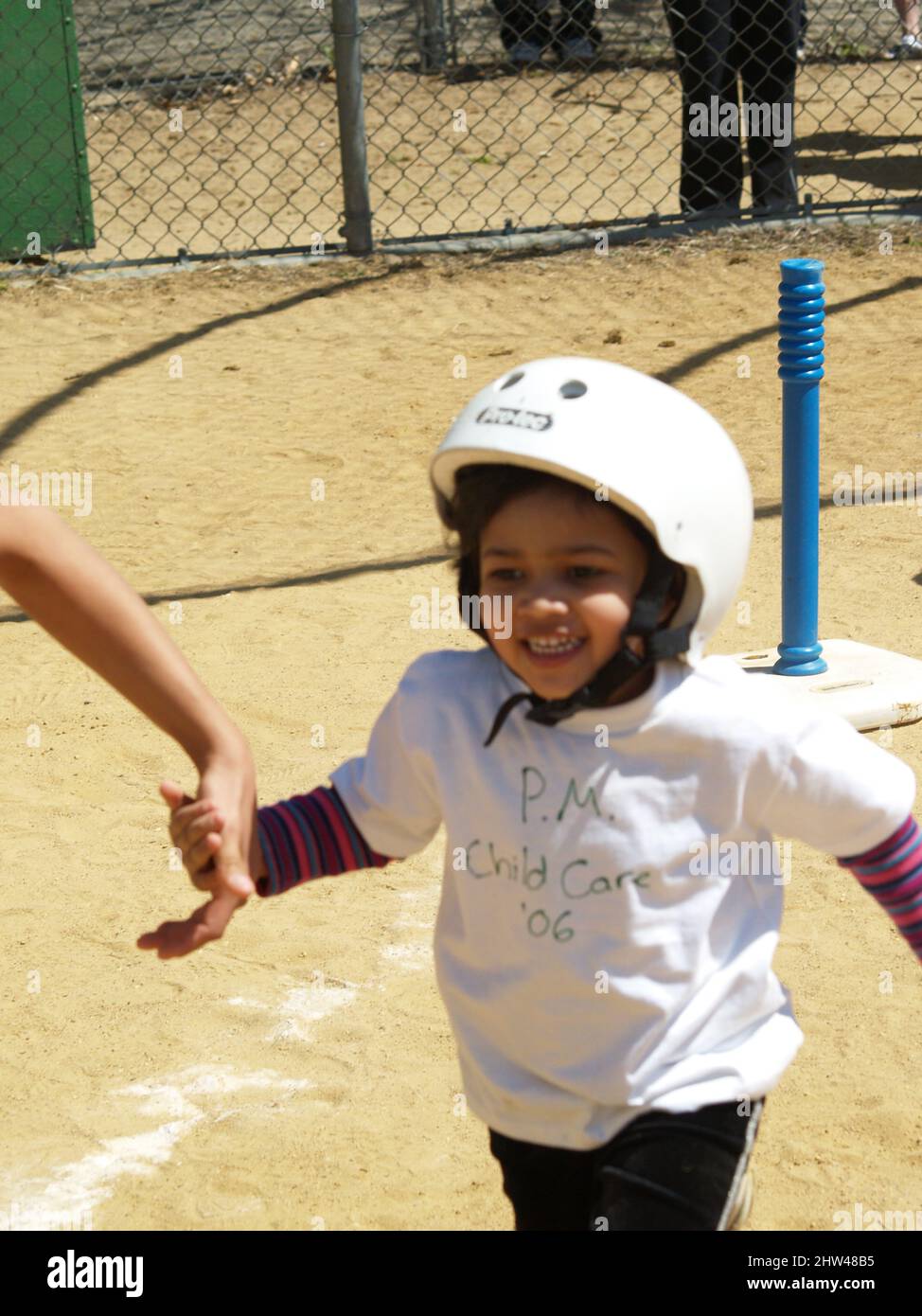 ee-Ball (auch Teeball, Tee-Ball oder T-Ball) ist ein Mannschaftssport, der auf einer vereinfachten Form von Baseballspielen oder Softballspielen basiert. Stockfoto