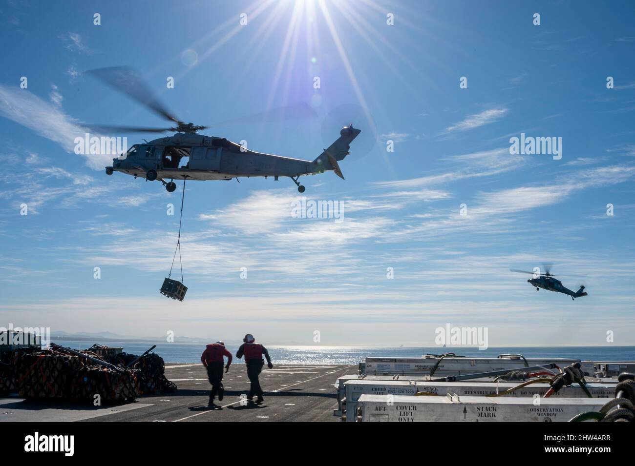 PAZIFISCHER OZEAN (2. März 2022) Aviation Ordnanceman 3. Klasse Fernando Leyva, gebürtiger Canoga Park, Kalifornien, links, Und Aviation Ordnanceman 3. Class Sean Early, ein gebürtiger Kolumbus, Ohio, die beide dem amphibischen Angriffsschiff USS Essex (LHD 2) zugeordnet sind, führen eine Entladung mit einem MH-60s Sea Hawk Hubschrauber an Bord des Helicopter Sea Combat Squadron (HSC) 21 an Bord von Essex durch, 2. März 2022. Segler und Marineinfanteristen der Amphibious Ready Group (ARG) von Essex und der Marine Expeditionary Unit (MEU) von 11. führen Routineoperationen in der US-Flotte von 3. durch. (USA Navy Foto von Mass Communication Speci Stockfoto