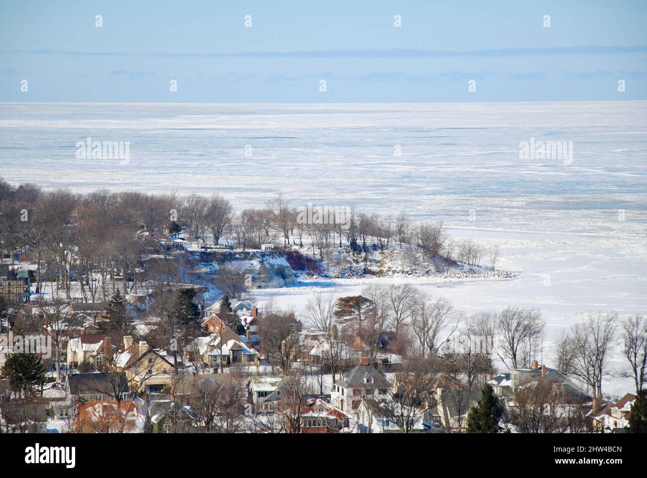 Lakewood Park in der Ferne am gefrorenen und schneebedeckten Lake Erie im Nordosten von Ohio, USA Stockfoto