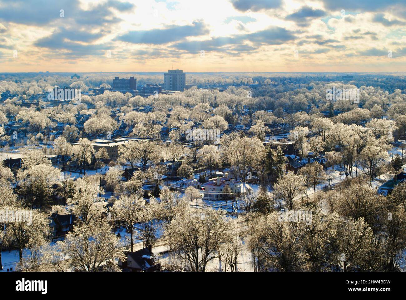 Eisbedeckte Bäume und Häuser nach Eissturm und Glatteisregen im Februar 2022 in Lakewood, Nordost-Ohio, USA Stockfoto