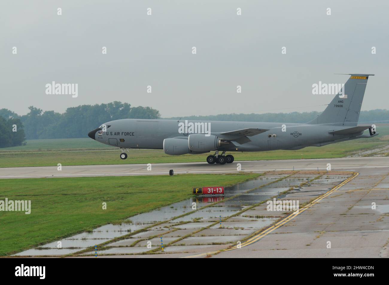 Warme, feuchte Luft bietet eine ideale atmosphärische Bedingung, bei der der Nachwirbel sichtbar ist, wenn er am 9. September 2009 von den Flügeln einer US Air Force KC-135 der Iowa Air National Guard beim Start in Sioux City, Iowa, strömt. Foto der US Air National Guard, Meister Sgt. Vincent De Groot 185. ARW Wing PA Stockfoto