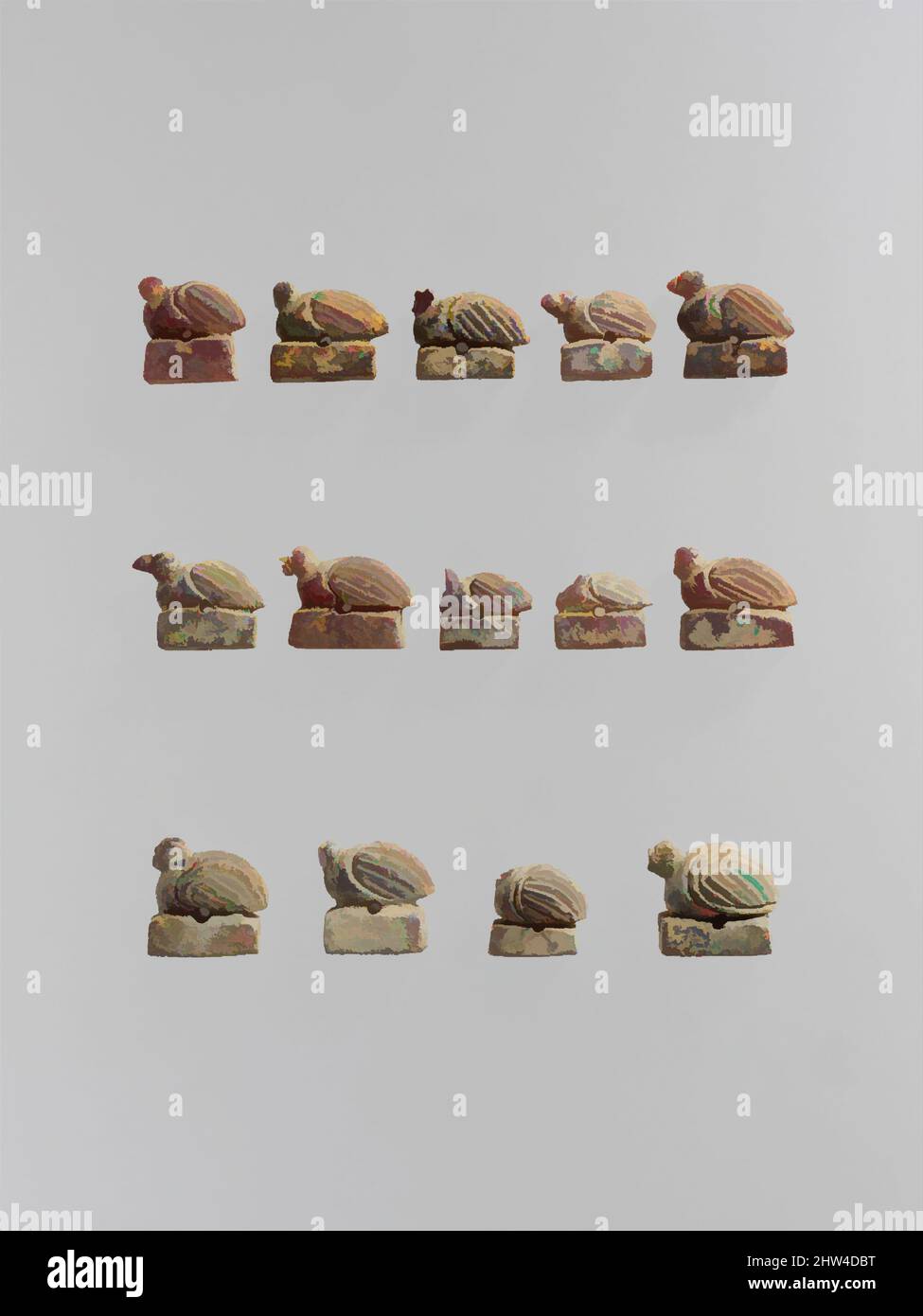 Kunst inspiriert von Wachteln aus einem schürzenartigen Gewand, archaisch, 7. Jahrhundert v. Chr., Italic, Amber, H.: 3/4 x 15/16 Zoll (1,9 x 2,4 cm), Verschiedenes-Bernstein, jede Wachtel ist sorgfältig in der runden gerendert und sitzt auf einem perforierten rechteckigen Sockel, was darauf hindeutet, dass diese Stücke ursprünglich aufgereiht wurden, klassische Werke, die von Artotop mit einem Schuss Moderne modernisiert wurden. Formen, Farbe und Wert, auffällige visuelle Wirkung auf Kunst. Emotionen durch Freiheit von Kunstwerken auf zeitgemäße Weise. Eine zeitlose Botschaft, die eine wild kreative neue Richtung verfolgt. Künstler, die sich dem digitalen Medium zuwenden und die Artotop NFT erschaffen Stockfoto