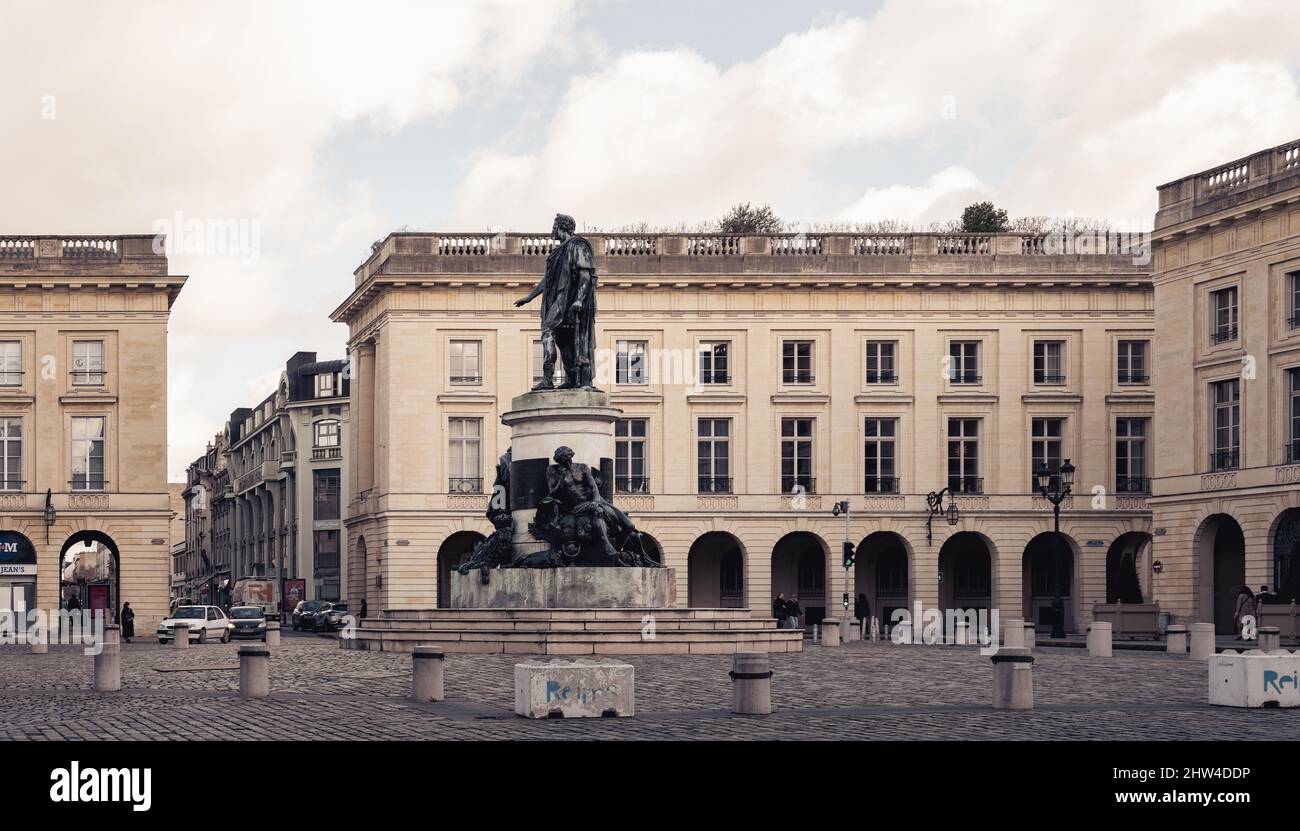 REIMS, FRANKREICH - 11.. FEBRUAR 2022: Place Royale mit der Statue von Louis XV Stockfoto