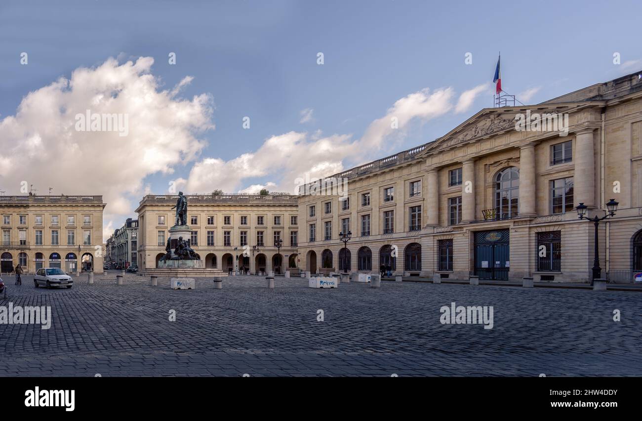 REIMS, FRANKREICH - 11.. FEBRUAR 2022: Place Royale mit der Statue von Ludwig XV. Und der Unterpräfektur Stockfoto