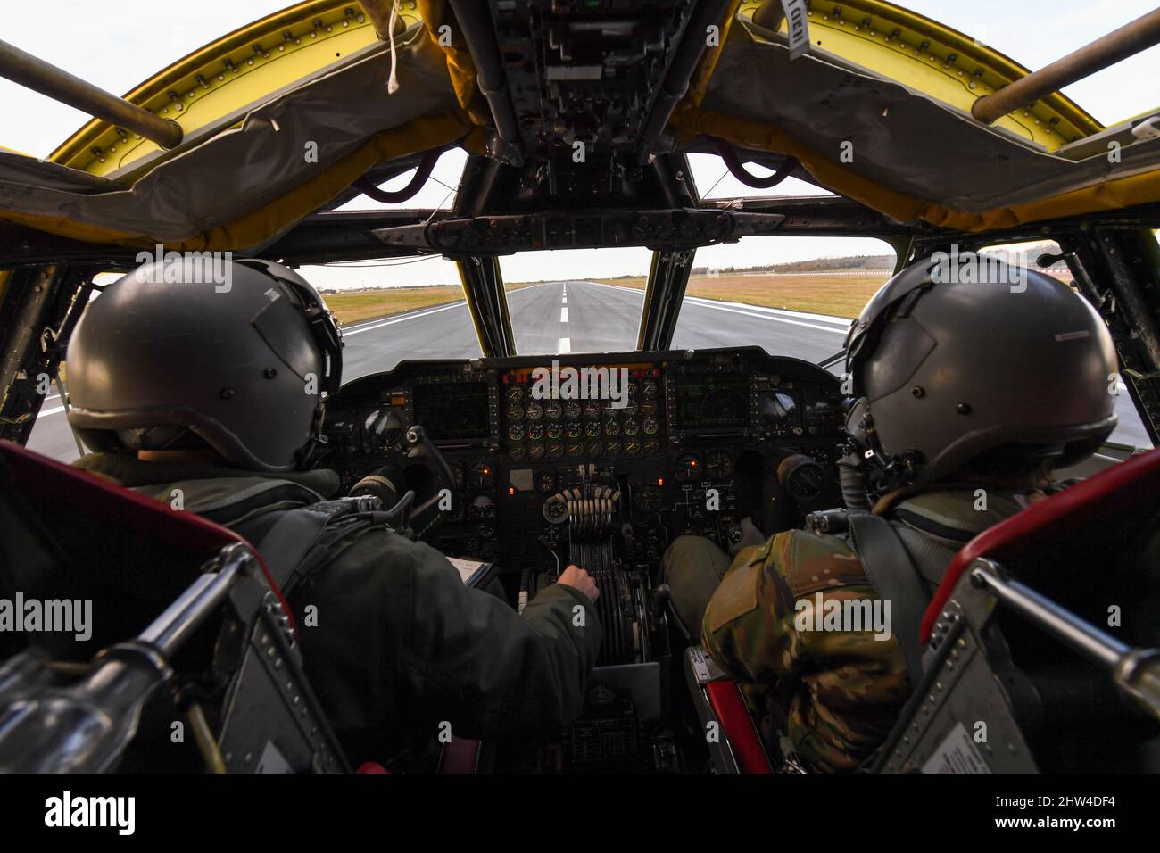 US Air Force Capt. Jason Howze (links) und Capt. Alexander Harvey (rechts), Piloten, 69. Expeditionary Bomb Squadron, starten von RAF Fairford, England, in einer B-52H Stratofortress für eine Mission mit der schwedischen Luftwaffe zur Unterstützung der Bomber Task Force Europe, 24. Februar 2022. Strategische Bombermissionen verbessern die Bereitschaft und das erforderliche Training, um auf potenzielle Krisen oder Herausforderungen auf der ganzen Welt zu reagieren. (USA Air Force Foto von Tech. Sgt. Corban Lundborg) Stockfoto