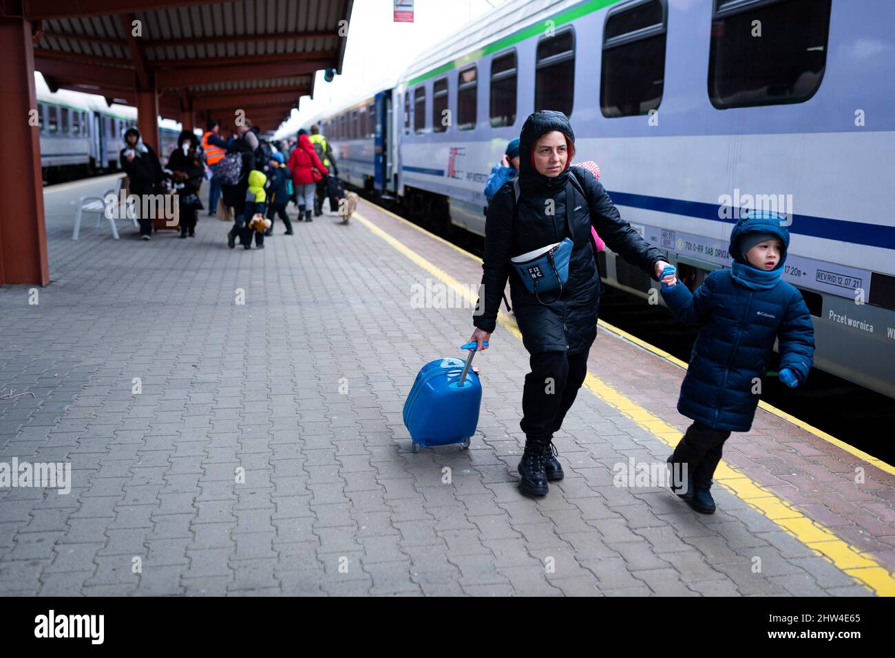 Spanien. 03. März 2022. Eine Mutter und ihr Kind, Flüchtlinge aus der Ukraine, werden im Bahnhof Przemysil, nahe der Grenze zur Ukraine, in einen Zug gebracht, wo Flüchtlinge am 3. März 2022 aus dem Krieg in der Ukraine in Przemy?l, Polen, mit dem Zug ankommen. Hunderttausende Flüchtlinge aus der Ukraine haben seit Beginn des Russland-Ukraine-Krieges die Grenze überschritten, und mehr als vier Millionen Flüchtlinge könnten in den kommenden Monaten Schutz und Hilfe benötigen, so der UNHCR. (Foto von Davide Bonaldo/Sipa USA) Quelle: SIPA USA/Alamy Live News Stockfoto