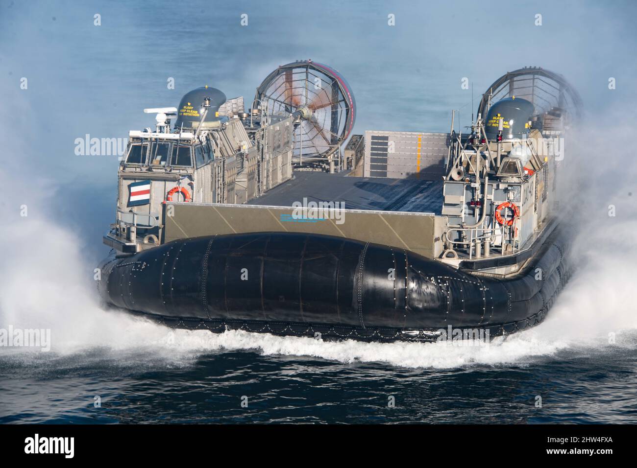 PAZIFIK (März 1, 2022) Ein Landungsschiff, Luftkissen an der Assault Craft Unit (ACU) 5 befestigt, führt amphibische Operationen mit dem amphibischen Sturmschiff USS Essex (LHD 2) der Wasp-Klasse durch, 1. März 2022. Segler und Marineinfanteristen der Amphibious Ready Group (ARG) von Essex und der Marine Expeditionary Unit (MEU) von 11. führen Routineoperationen in der US-Flotte von 3. durch. (USA Navy Foto von Mass Communication Specialist 2. Klasse Wesley Richardson) Stockfoto