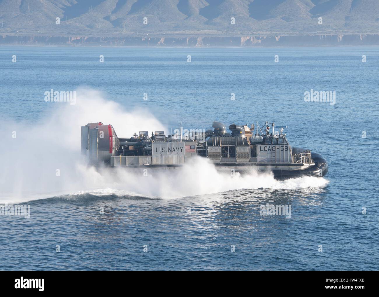 PAZIFIK (März 1, 2022) Ein Landungsschiff, Luftkissen an der Assault Craft Unit (ACU) 5 befestigt, führt amphibische Operationen mit dem amphibischen Sturmschiff USS Essex (LHD 2) der Wasp-Klasse durch, 1. März 2022. Segler und Marineinfanteristen der Amphibious Ready Group (ARG) von Essex und der Marine Expeditionary Unit (MEU) von 11. führen Routineoperationen in der US-Flotte von 3. durch. (USA Navy Foto von Mass Communication Specialist 2. Klasse Wesley Richardson) Stockfoto