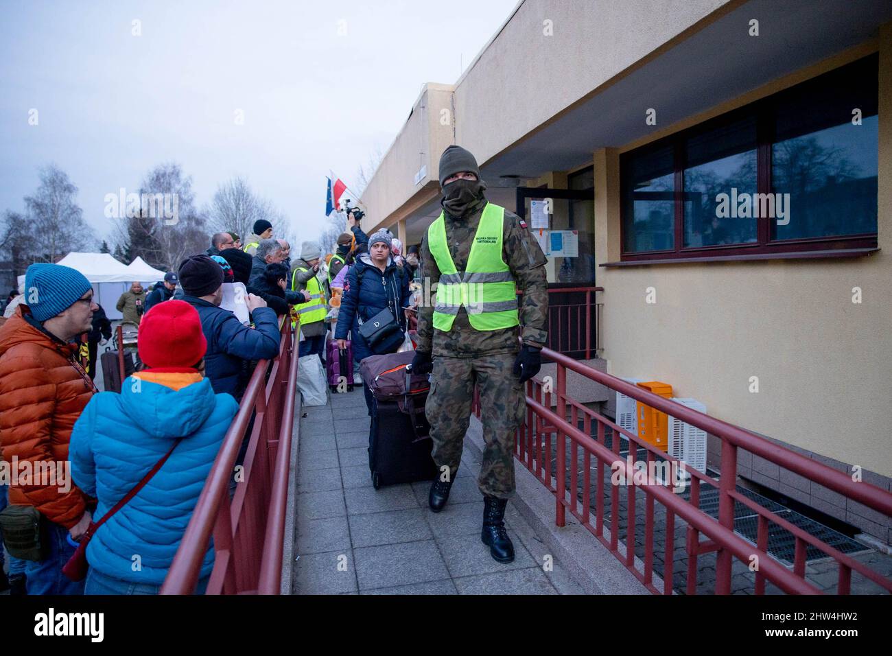 Ein Freiwilliger hilft beim Tragen des Gepäcks. Tausende Flüchtlinge aus der Ukraine kommen täglich mit verschiedenen Verkehrsmitteln in die polnische Grenzstadt Przemysl. Nach Angaben des UNHCR sind mehr als 1 Millionen Menschen aufgrund der russischen Invasion aus der Ukraine geflohen, und mehr als die Hälfte dieser Flüchtlinge ist nach Polen gegangen. Stockfoto