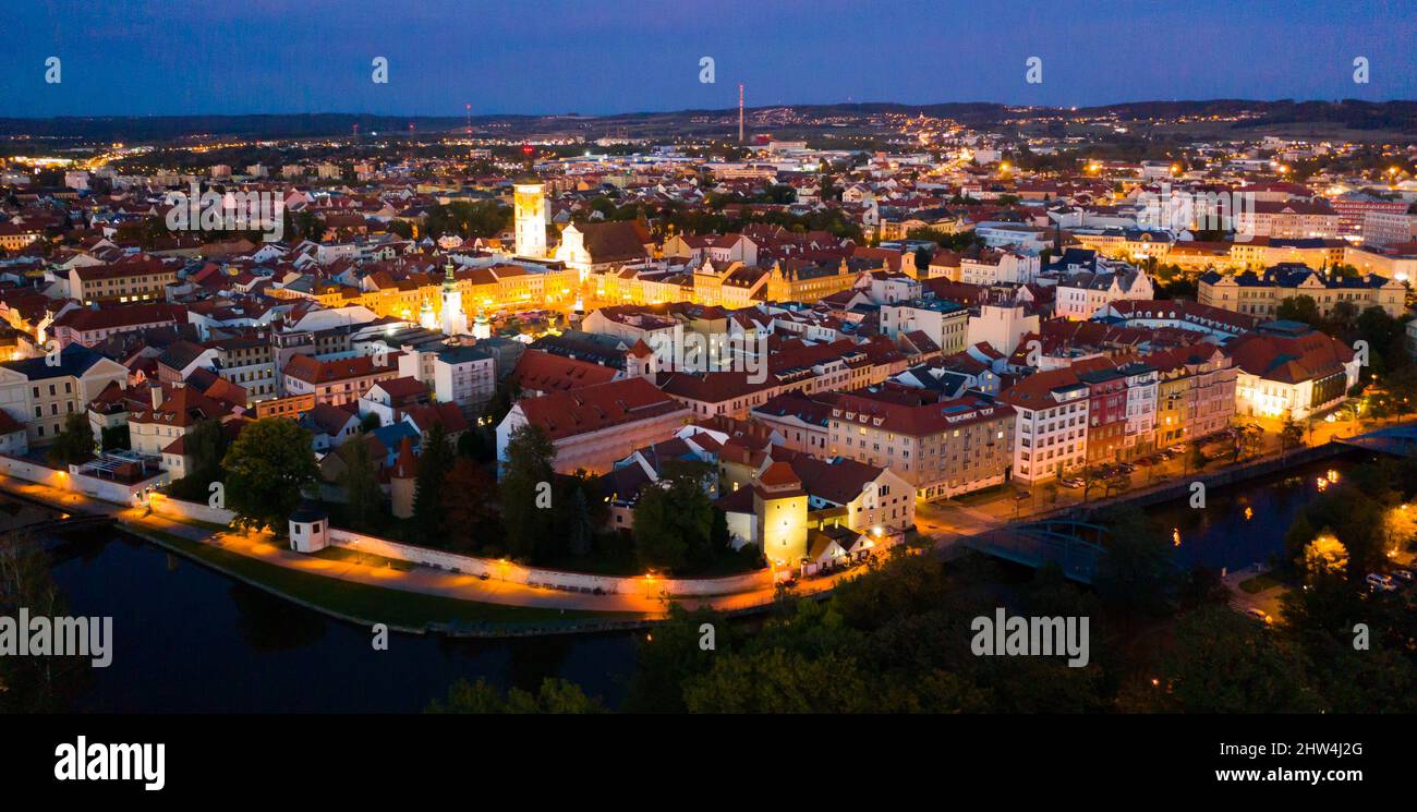 Nachtansicht von der Drohne auf der Ceske Budejovice. Stockfoto