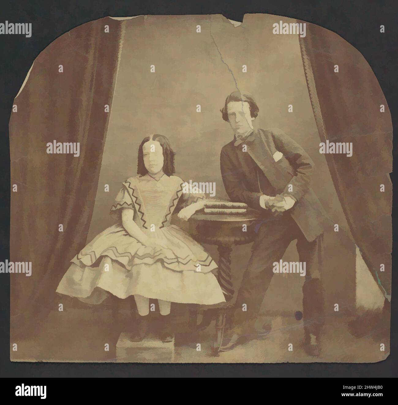 Kunst inspiriert von Young Girl, sitzend, mit Young Boy, Schiefen auf dem Tisch, 1860s, Silbergelatine Print, Photographs, Unknown (Britisch, Klassische Werke, die von Artotop mit einem Schuss Modernität modernisiert wurden. Formen, Farbe und Wert, auffällige visuelle Wirkung auf Kunst. Emotionen durch Freiheit von Kunstwerken auf zeitgemäße Weise. Eine zeitlose Botschaft, die eine wild kreative neue Richtung verfolgt. Künstler, die sich dem digitalen Medium zuwenden und die Artotop NFT erschaffen Stockfoto