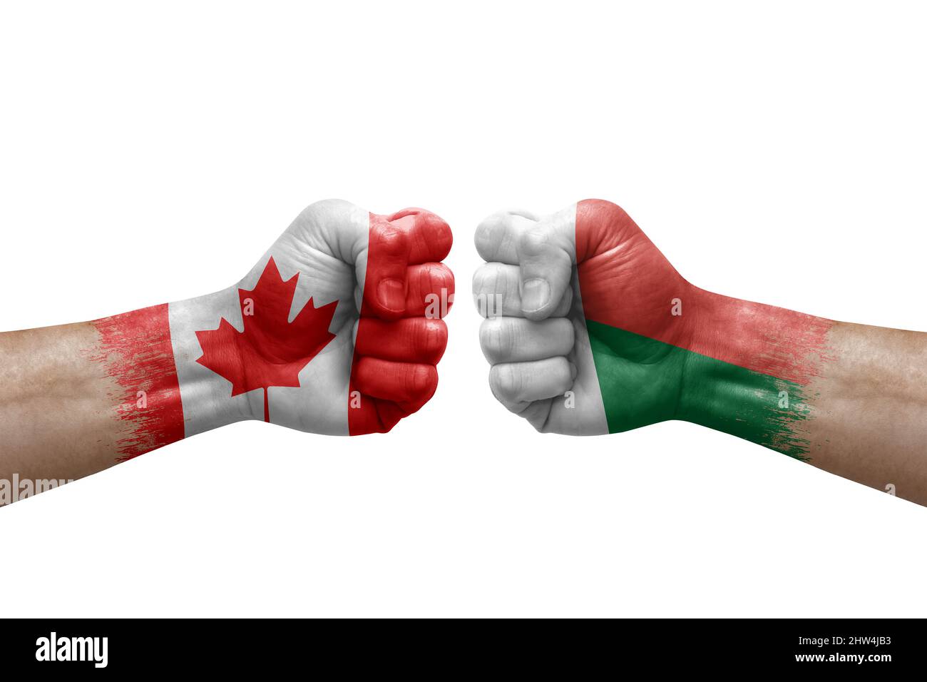 Zwei Hände schlagen sich gegenseitig auf weißem Hintergrund zu. Länderflaggen bemalten Fäuste, Konfliktkrisenkonzept zwischen kanada und madagaskar Stockfoto