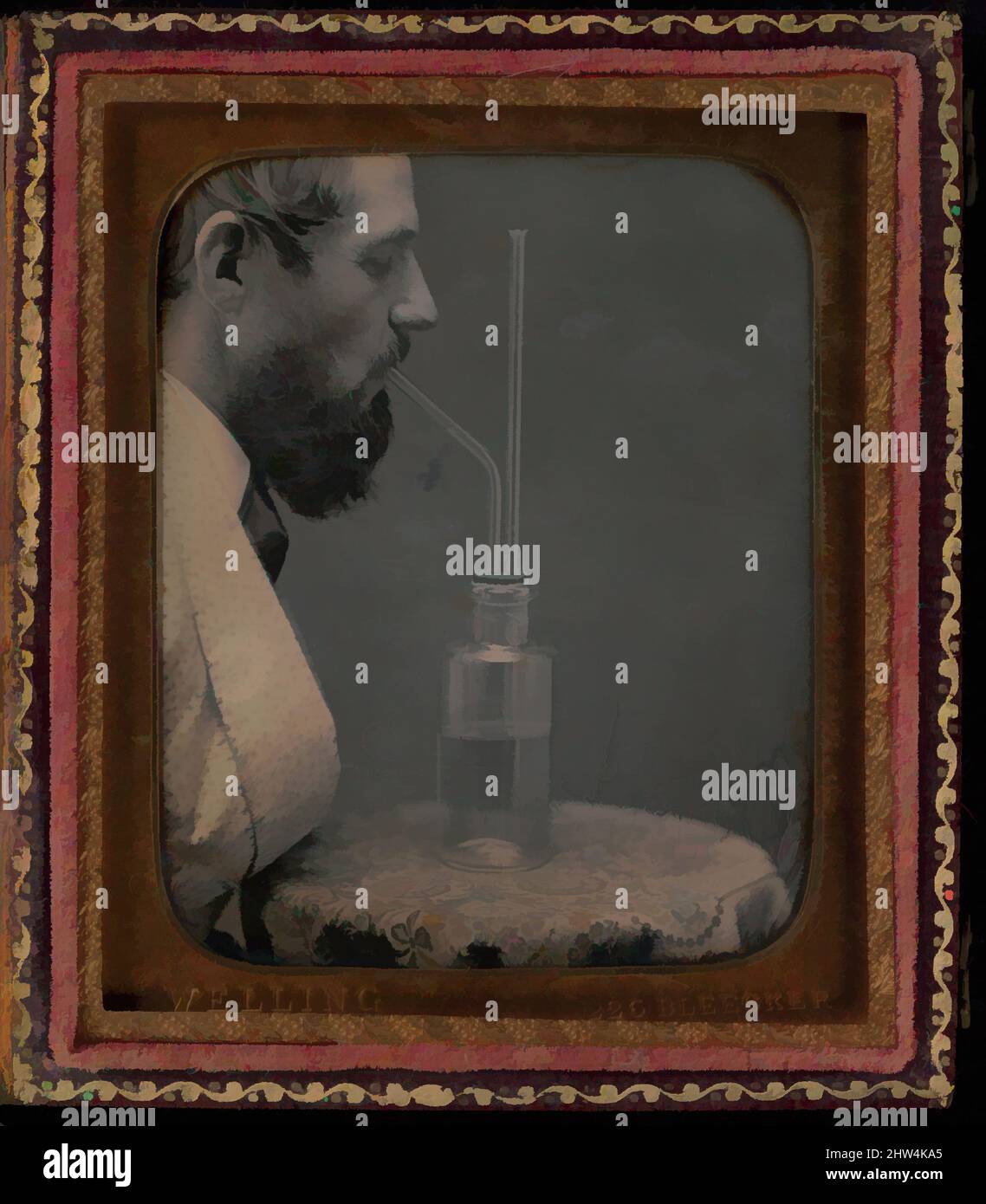 Kunst inspiriert von James Hyatt Inhaling Chlorine Gas, 1850–55, Daguerreotype, Bild: 2 11/16 × 2 3/16 in. (6,9 × 5,6 cm); sichtbar, Fotografien, Peter Welling (Amerikaner, aktiver c. 1850s), zwischen 1850 und 1859 Betrieb Welling ein daguerreotypisches Porträtstudio in der Bleecker Street 226 in New, Classic Works, das von Artotop mit einem Schuss Moderne modernisiert wurde. Formen, Farbe und Wert, auffällige visuelle Wirkung auf Kunst. Emotionen durch Freiheit von Kunstwerken auf zeitgemäße Weise. Eine zeitlose Botschaft, die eine wild kreative neue Richtung verfolgt. Künstler, die sich dem digitalen Medium zuwenden und die Artotop NFT erschaffen Stockfoto