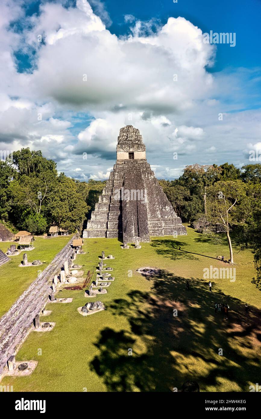Tempel I erhebt sich über dem Großen Platz im Tikal Nationalpark, Petén, Guatemala Stockfoto