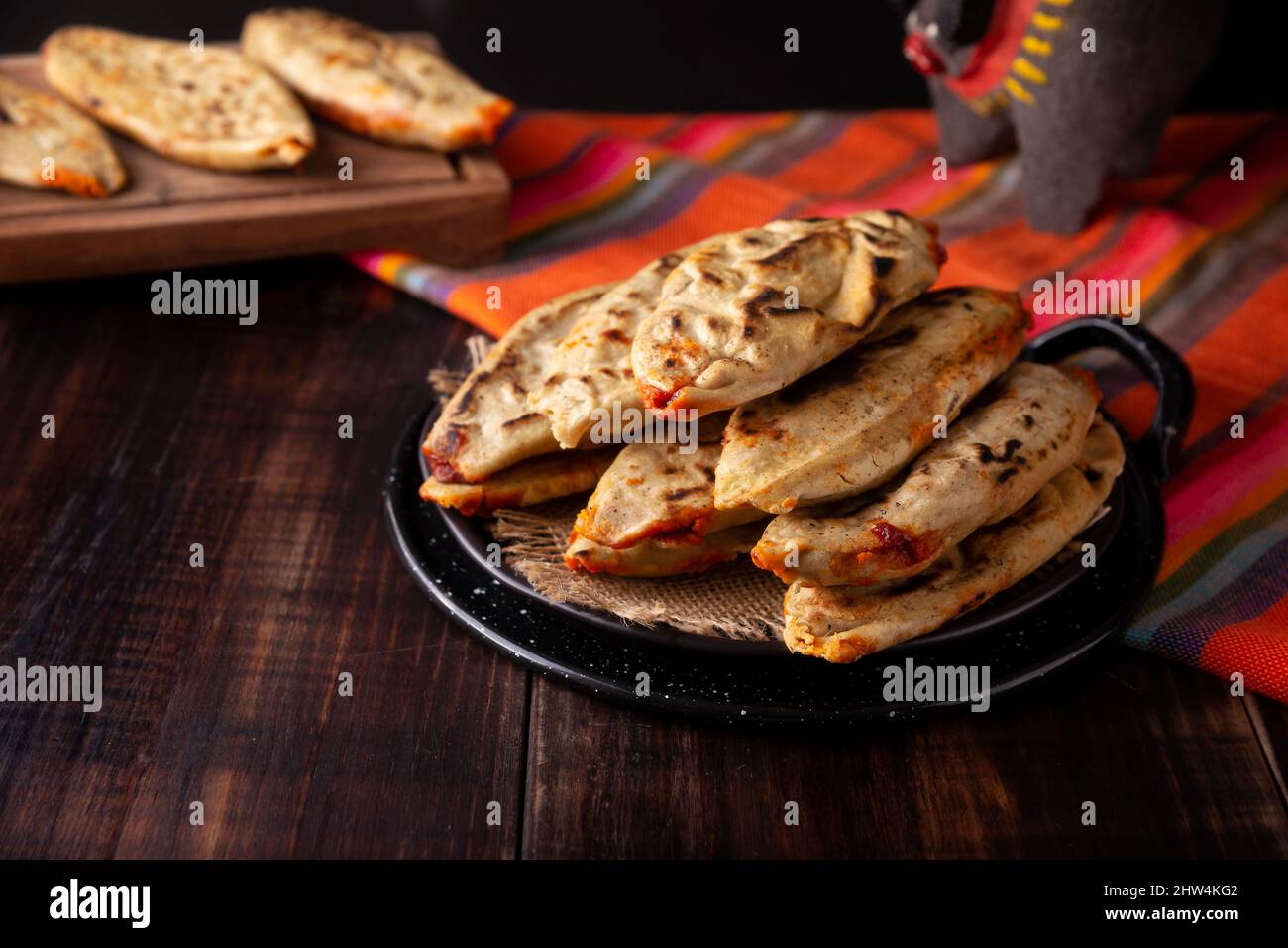 Tlakoyos. Mexikanisches pre-hispanisches Gericht aus Maismehl-Patty, gefüllt mit Chicharron-Prensado (gepresste Schweinekälte). Beliebte Straßengerichte in Mexiko. Stockfoto