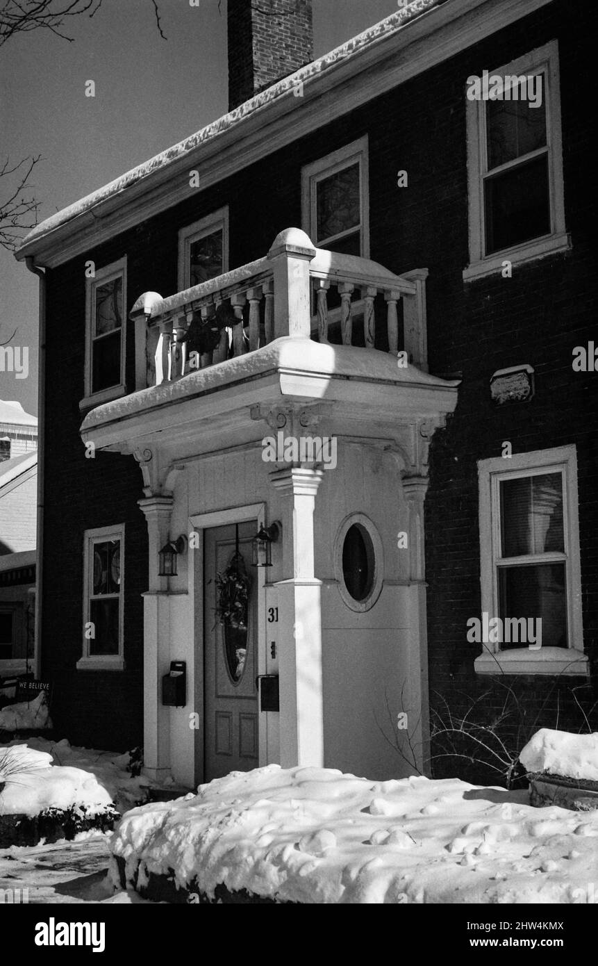 Der Eingang zu einem kolonialen Backsteinhaus nach einem Schneesturm. Stockfoto