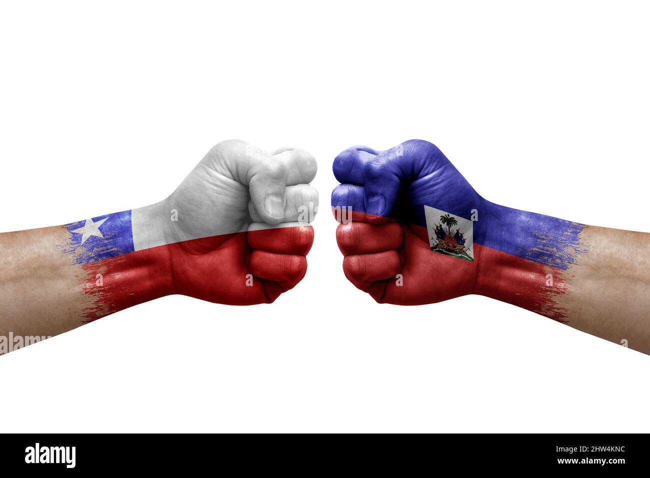 Zwei Hände schlagen sich gegenseitig auf weißem Hintergrund zu. Länderflaggen bemalten Fäuste, Konfliktkrisenkonzept zwischen chile und haiti Stockfoto