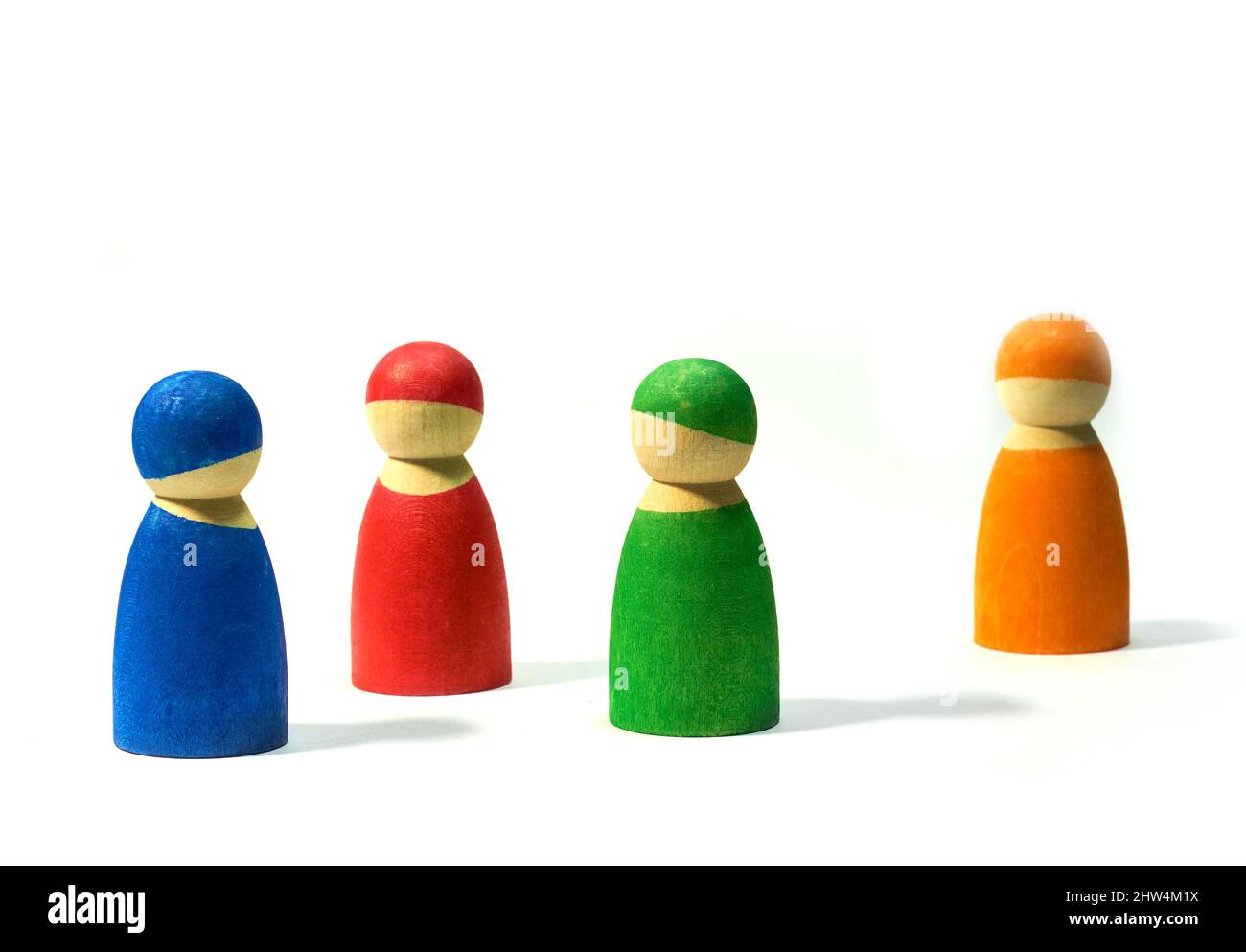 Menschen aller Art. Eine Serie von symbolischen Bildern von Holzmenschen. Stockfoto