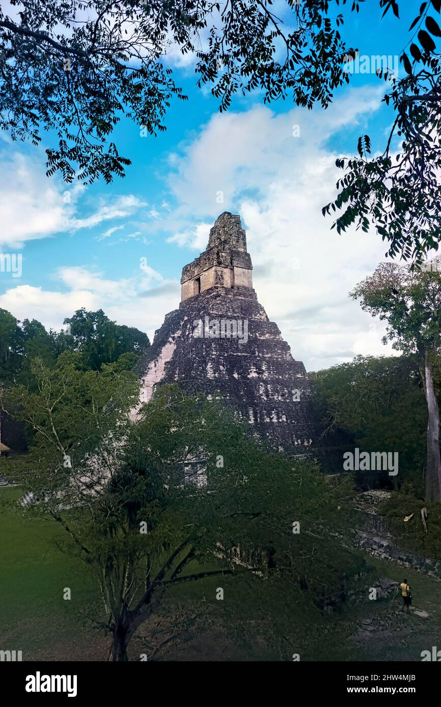 Tempel I erhebt sich über dem Großen Platz im Tikal Nationalpark, Petén, Guatemala Stockfoto