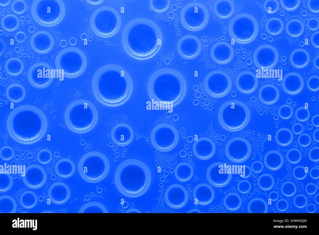 Wasser Blasen Oberfläche.Wallpaper Telefon. Hintergrund mit Tropfen in blauen Tönen. Wasser Blasen und Tropfen Textur.blaue Kreise Muster Stockfoto