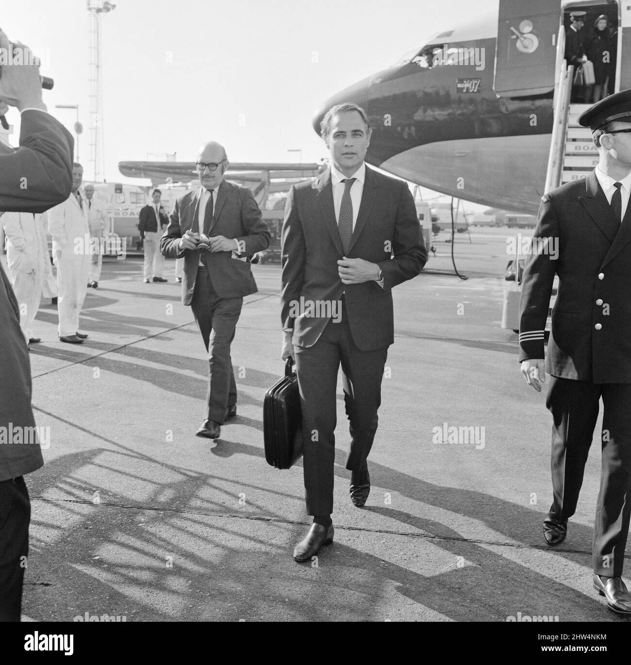 Marlon Brando kommt am Flughafen Heathrow in London an, um an einer Fernsehsendung teilzunehmen, die sich mit dem Problem der amerikanischen Rasse befasst. Brando gab kürzlich seine Entscheidung bekannt, seine Filmlaufbahn aufzugeben und sich für die Bürgerrechtsbewegung zu engagieren. Bild aufgenommen am 14.. Mai 1968 Stockfoto