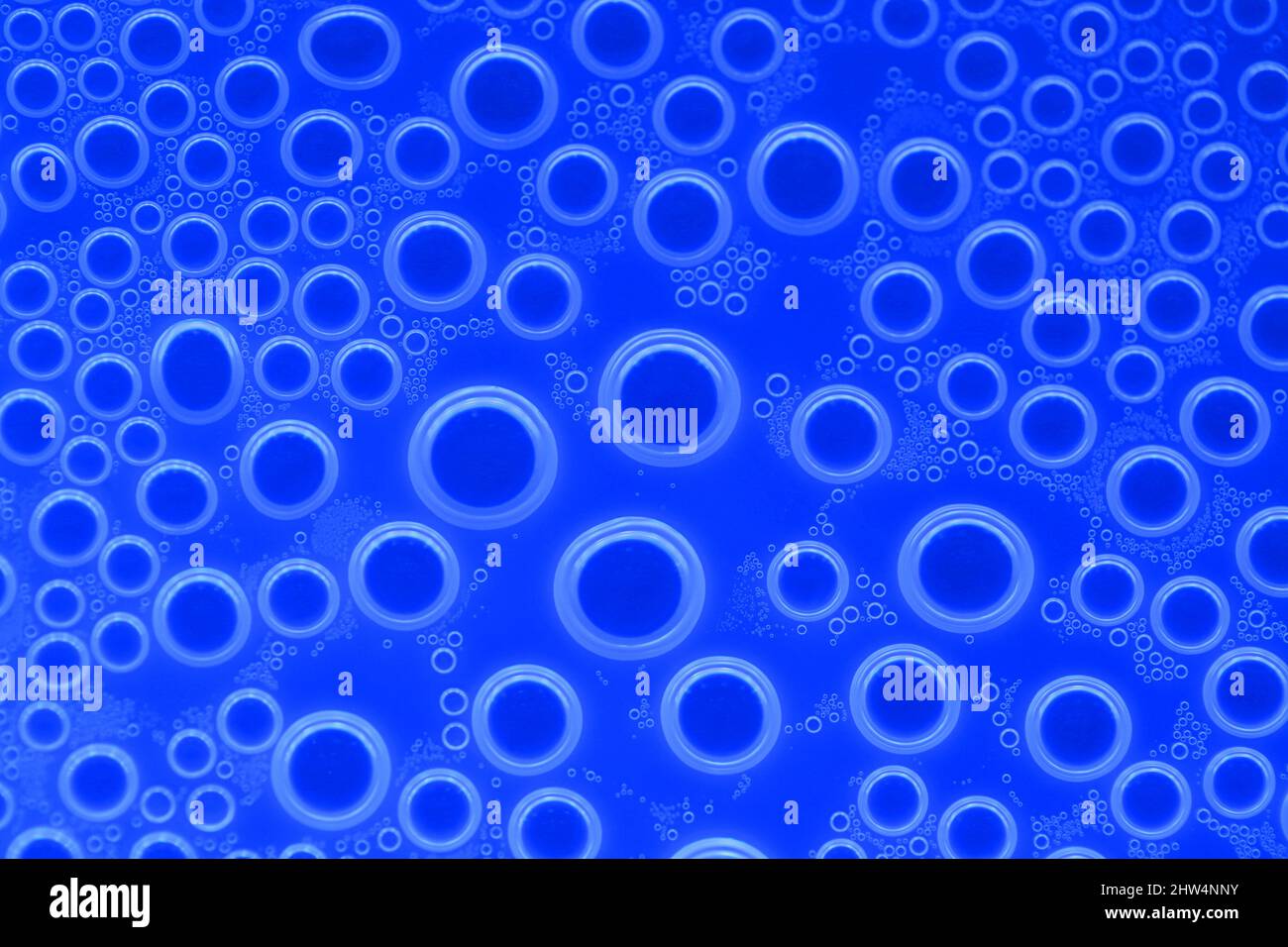 Wasserblasen Oberfläche.blaue Kreise Muster. Tapete Telefon. Hintergrund mit runden Tropfen in blauen Tönen. Wasser bläht und tropft Textur. Stockfoto