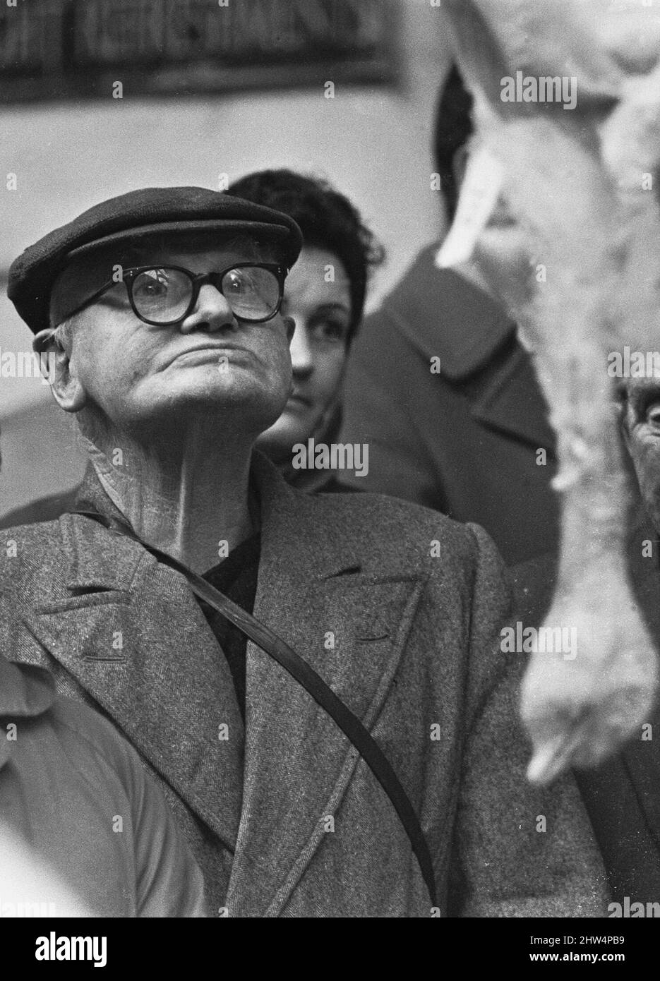 Ein potenzieller Bieter, der den nächsten Vogel anschmeisst, der bei der Christmas Turkey Auction auf dem Reading Cattle Market in Great Knolly's Street am Heiligabend unter den Hammer geht. 24.. Dezember 1968 Stockfoto