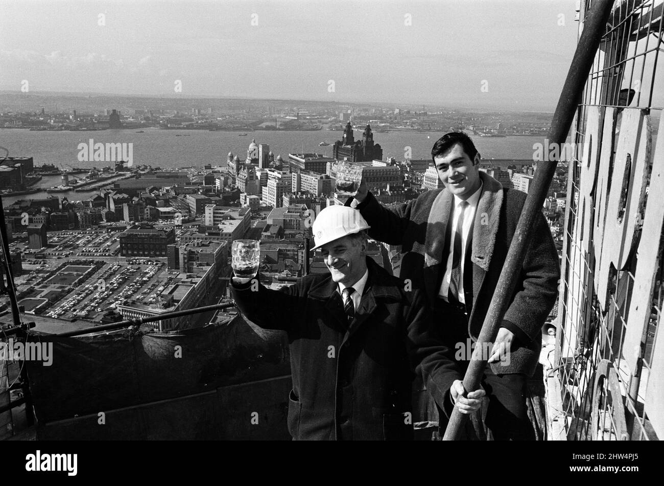 Der Liverpool Tower ist ein Topping. Pat O'Connor (links) von der Grafschaft Cavan und David Lewis von Swansea trinken für den Job. 15.. März 1967. Stockfoto