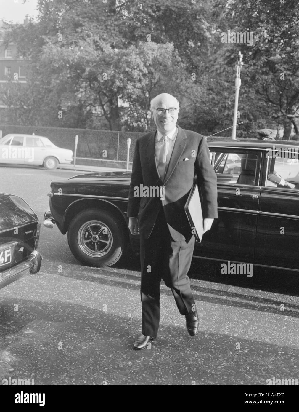 Sir Donald Stokes, der Geschäftsführer der britischen Leyland Motor Corporation, kommt zum Arbeitsministerium, um mit der Parlamentsabgeordneten Barbara Castle zu sprechen. 7.. Oktober 1968. Stockfoto