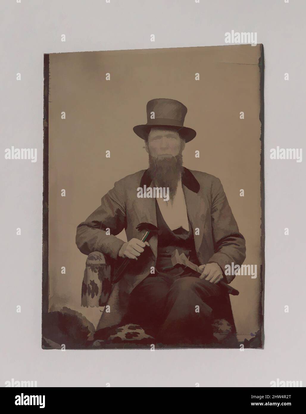 Kunst, inspiriert vom Menschen in Top hat Holding a Hammer and Wrench, 1860s– Anfang 70s, Tintype, Bild: 8,1 x 6 cm (3 3/16 x 2 3/8 Zoll), Fotografien, Unbekannt (amerikanisch, Klassische Werke, die von Artotop mit einem Schuss Moderne modernisiert wurden. Formen, Farbe und Wert, auffällige visuelle Wirkung auf Kunst. Emotionen durch Freiheit von Kunstwerken auf zeitgemäße Weise. Eine zeitlose Botschaft, die eine wild kreative neue Richtung verfolgt. Künstler, die sich dem digitalen Medium zuwenden und die Artotop NFT erschaffen Stockfoto