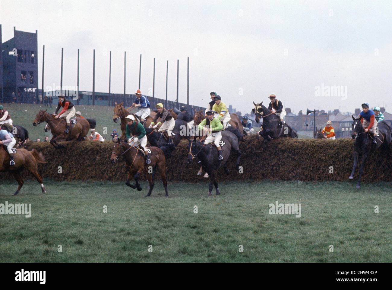 Grand National Horserace in Aintree, Liverpool. Action auf einem der Sprünge. 8.. April 1967. Stockfoto