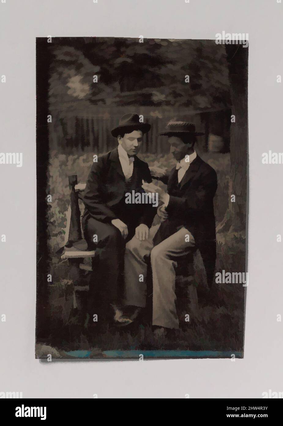 Kunst inspiriert von zwei Männern, die auf einer Bank sitzen, einer mit der Hand auf dem Bein des anderen, 1870s–80s, Tintype, Bild: 8,9 x 5,7 cm (3 1/2 x 2 1/4 Zoll), Fotografien, Unbekannt (amerikanisch, Klassische Werke, die von Artotop mit einem Schuss Moderne modernisiert wurden. Formen, Farbe und Wert, auffällige visuelle Wirkung auf Kunst. Emotionen durch Freiheit von Kunstwerken auf zeitgemäße Weise. Eine zeitlose Botschaft, die eine wild kreative neue Richtung verfolgt. Künstler, die sich dem digitalen Medium zuwenden und die Artotop NFT erschaffen Stockfoto