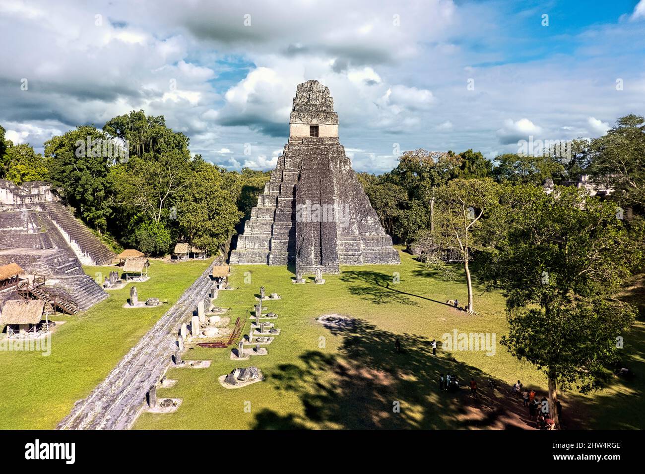 Tempel I erhebt sich über dem Großen Platz im Tikal Nationalpark, Petén, Guatemala Stockfoto
