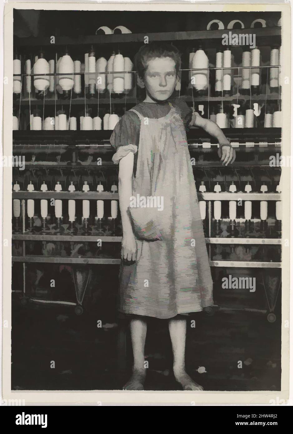 Kunst inspiriert von Addie Card, 12 Jahre. Spinner in North Pownal Cotton Mill. Mädchen in der Mühle sagen, dass sie zehn Jahre alt ist. Sie gab zu, dass sie zwölf war; dass sie während der Schulferien begann und jetzt "bleiben" würde. Ort: Vermont, 1910, Silbergelatine-Druck, Bild: 17,7 x 12,7 cm (6 15/16, Classic Works modernisiert von Artotop mit einem Schuss Moderne. Formen, Farbe und Wert, auffällige visuelle Wirkung auf Kunst. Emotionen durch Freiheit von Kunstwerken auf zeitgemäße Weise. Eine zeitlose Botschaft, die eine wild kreative neue Richtung verfolgt. Künstler, die sich dem digitalen Medium zuwenden und die Artotop NFT erschaffen Stockfoto