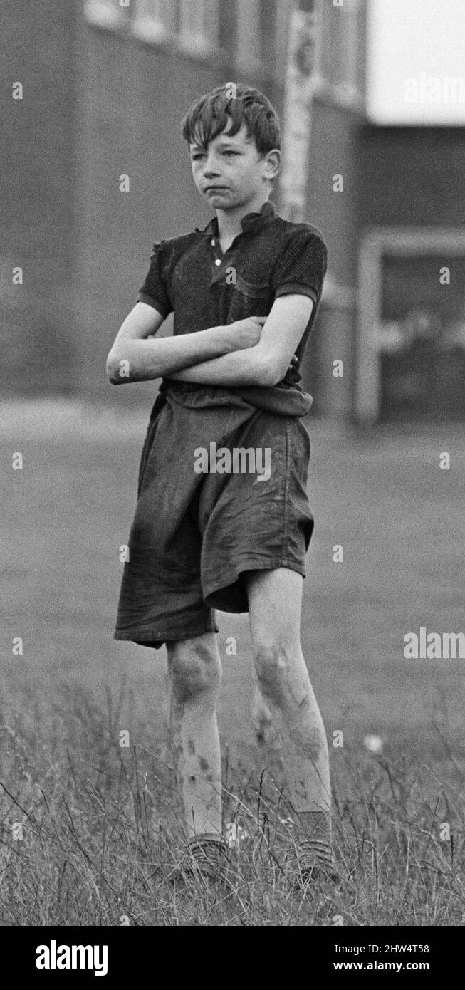 David Bradley (14 Jahre) spielt die Rolle von Billy Casper, abgebildet mit seinem Kestral, auf dem Filmset des Films kes. Hier spielt Billy Casper den Torwart in der Schulfußballspielszene. Kes ist ein 1969 veröffentlichter Dramaturgie unter der Regie von Ken Loach und produziert von Tony Garnett. Der Film basiert auf dem Roman A Kestrel for a Knave aus dem Jahr 1968, der vom in Barsley geborenen Autor Barry Hines geschrieben wurde. Der Film liegt auf Platz 7 der Top Ten (British) Films des British Film Institute und unter den Top Ten der 50 Filme, die man im Alter von 14 Jahren sehen sollte. Der Film wurde vor Ort aroun gedreht Stockfoto