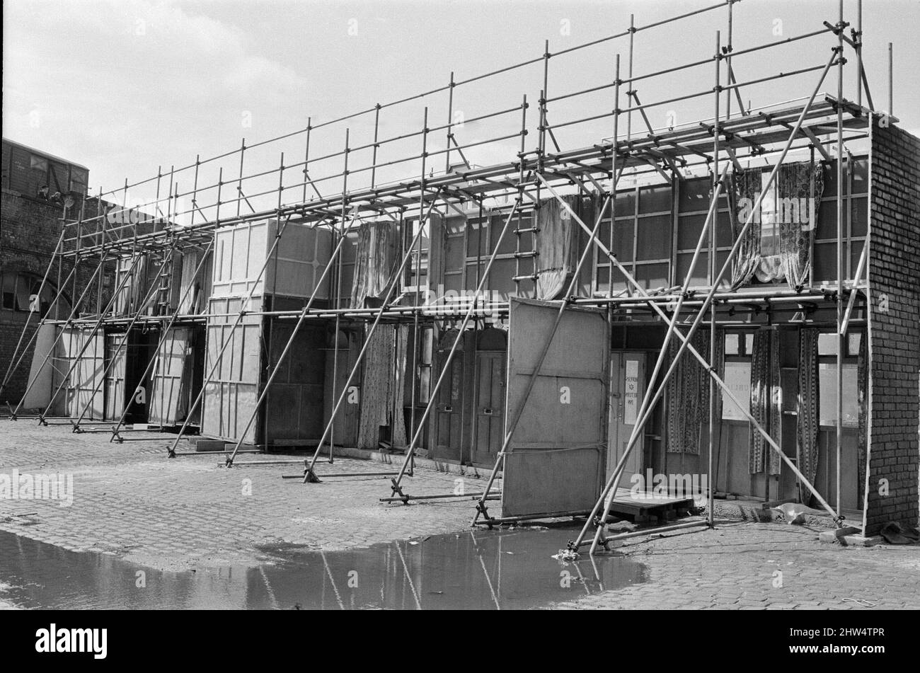 Coronation Street-Set. Eine neue Straßeneinstellung für die Coronation Street. Granada T.V hat ein Außenset für einige der Szenen für zukünftige Coronation Street Episoden gebaut. Bild aufgenommen am 15.. Mai 1968 Stockfoto