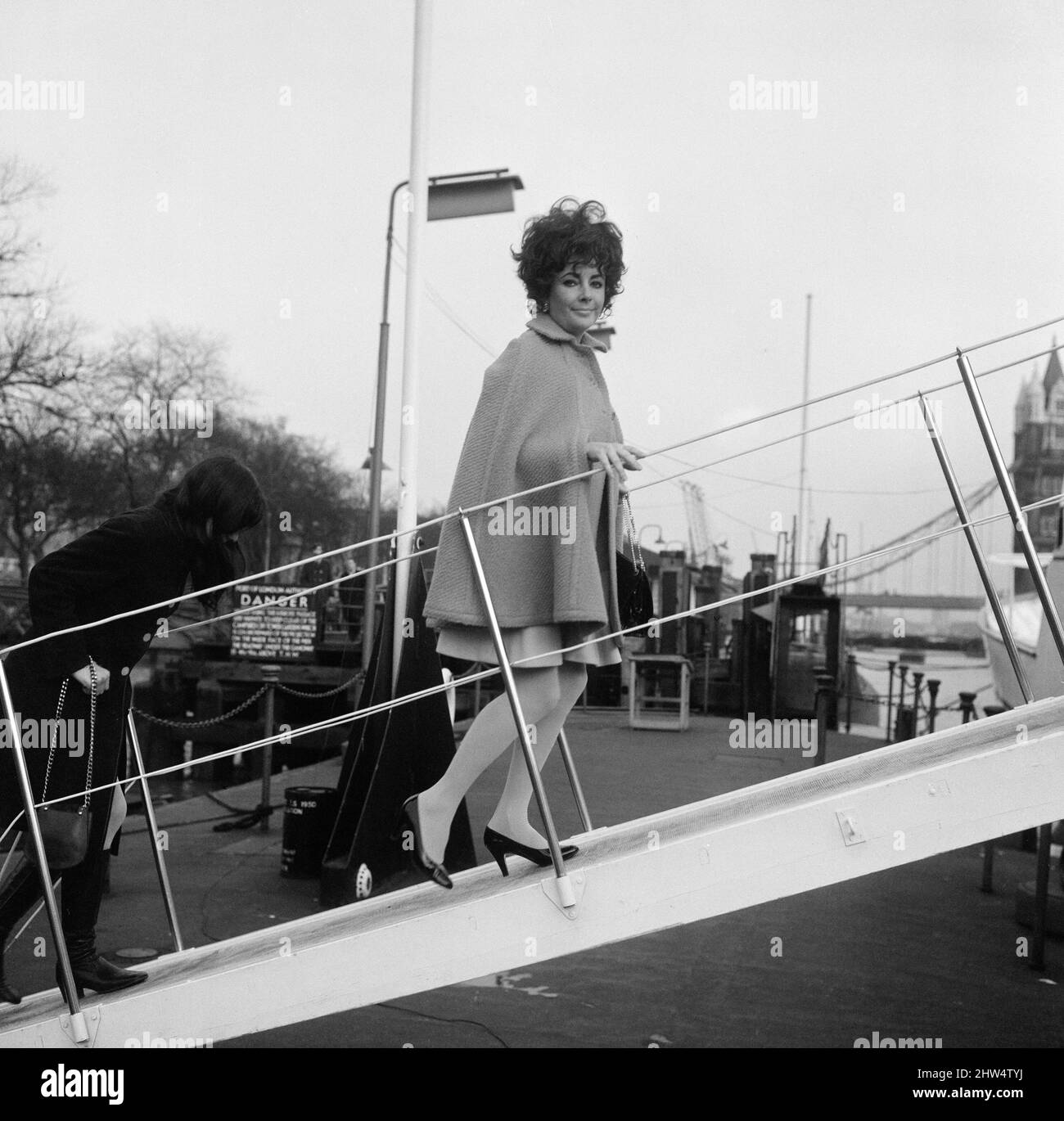 Die Hunde von Elizabeth Taylor und Richard Burton genießen eine ziemlich teure Quarantäne und sind an Bord der Familienyacht, die vor dem Tower Pier festgemacht ist. Die Burton's wohnen im Dorchester Hotel, während Richard in diesem Land filmt, und um zu vermeiden, dass die Hunde für sechs Monate in Quarantäne gehen, wird die Yacht benutzt, um die Hunde zu beherbergen, während ihre Besitzer in der Stadt bleiben. 16.. Februar 1968. Stockfoto