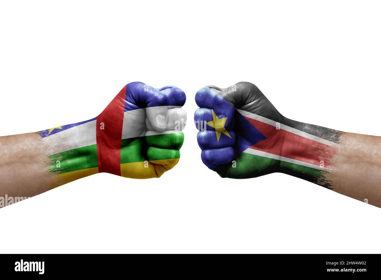 Zwei Hände schlagen sich gegenseitig auf weißem Hintergrund zu. Länderflaggen bemalten Fäuste, Konfliktkrisenkonzept zwischen der zentralafrikanischen republik und Südsu Stockfoto