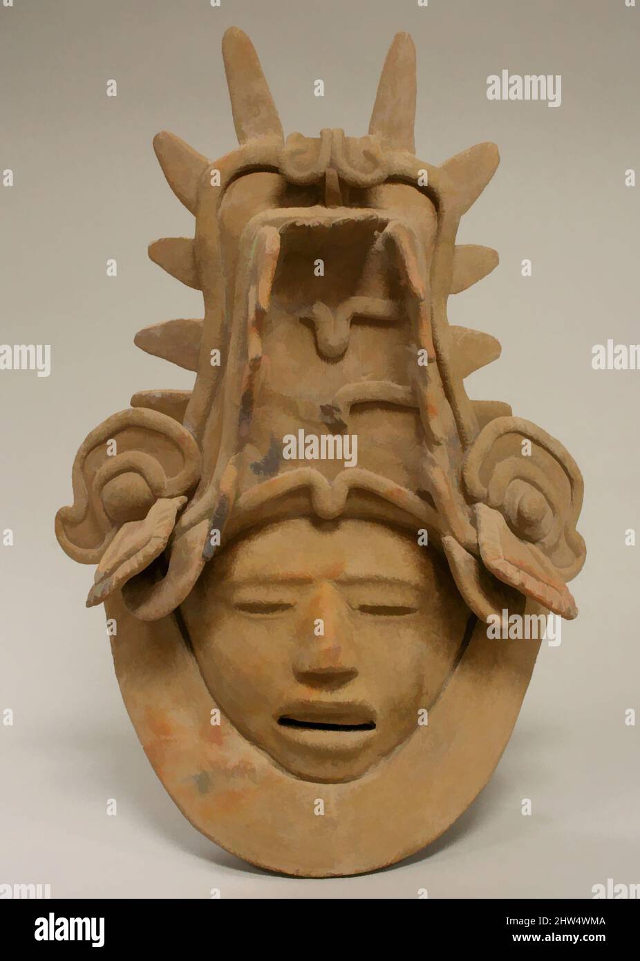 Kunst inspiriert von Ceramic Head mit aufwändigem Kopfschmuck, 6.–9. Jahrhundert, Mexiko, Mesoamerika, Veracruz, Remojadas, Keramik, H. 14 5/8 x B 10 5/16 x T 4 3/4 Zoll (37,2 x 26,2 x 12 cm), Keramik-Skulptur, Klassisches von Artotop modernisiertes Werk mit einem Schuss Modernität. Formen, Farbe und Wert, auffällige visuelle Wirkung auf Kunst. Emotionen durch Freiheit von Kunstwerken auf zeitgemäße Weise. Eine zeitlose Botschaft, die eine wild kreative neue Richtung verfolgt. Künstler, die sich dem digitalen Medium zuwenden und die Artotop NFT erschaffen Stockfoto