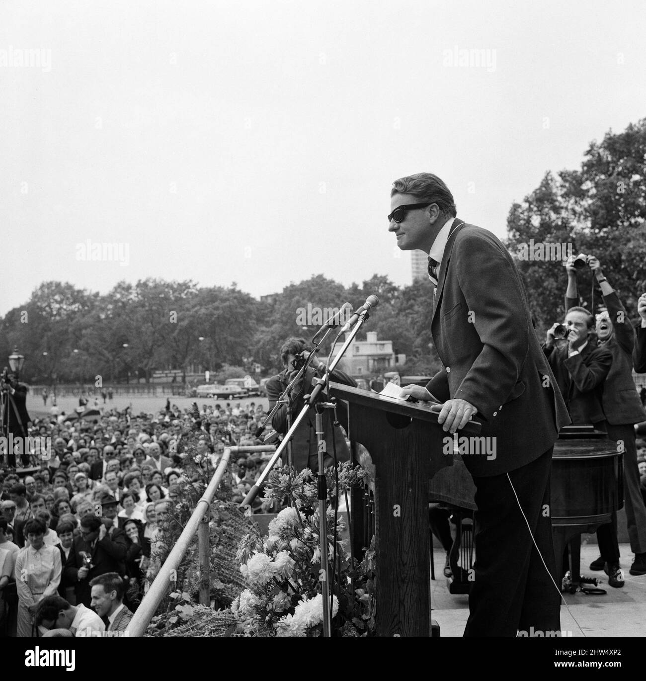 Billy Graham ging heute zu einem kurzen Treffen im Hyde Park neben Speakers Corner unter freiem Himmel. 1.. Juli 1967. Stockfoto