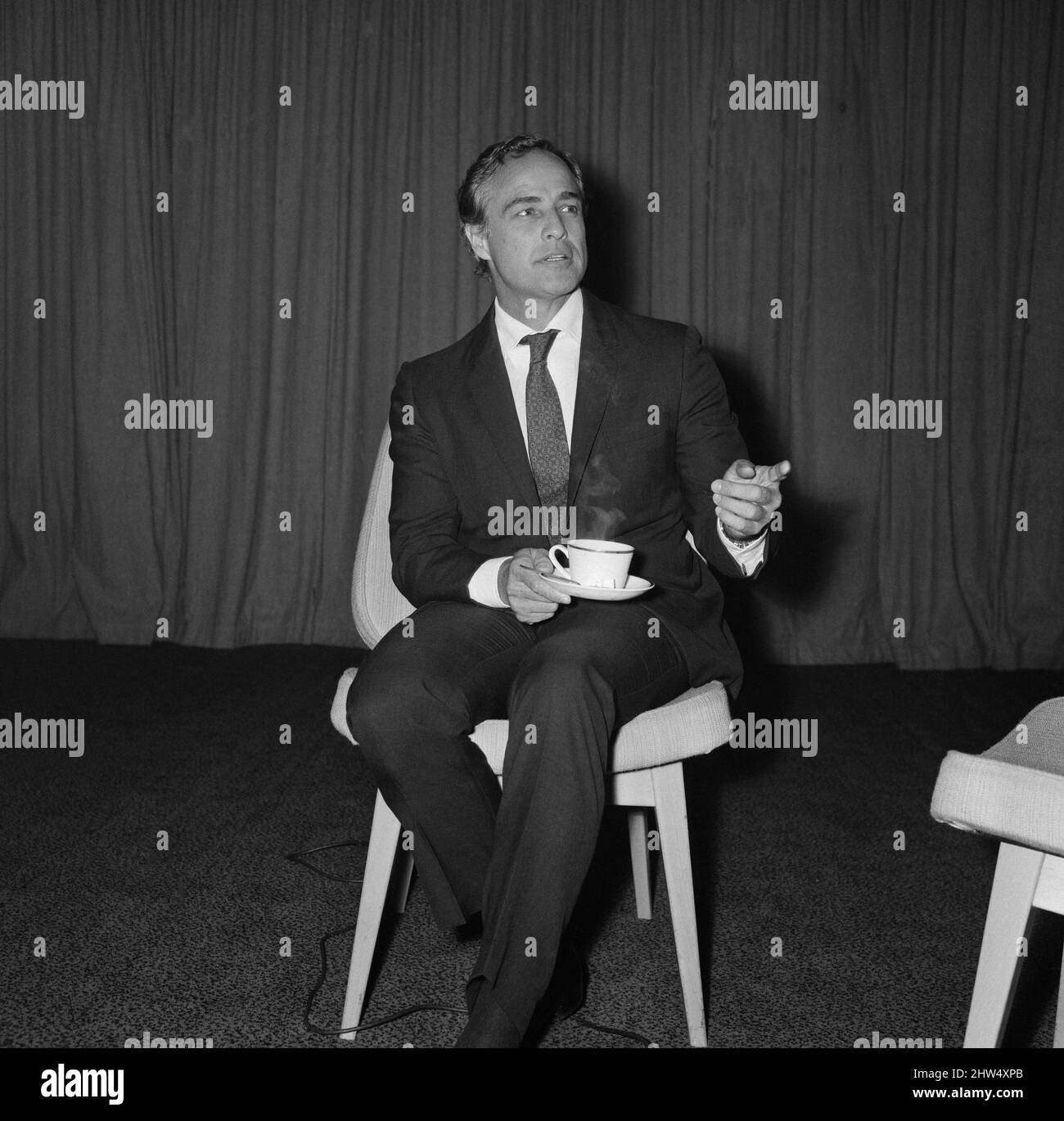 Marlon Brando kommt am Flughafen Heathrow in London an, um an einer Fernsehsendung teilzunehmen, die sich mit dem Problem der amerikanischen Rasse befasst. Brando gab kürzlich seine Entscheidung bekannt, seine Filmlaufbahn aufzugeben und sich für die Bürgerrechtsbewegung zu engagieren. Bild aufgenommen am 14.. Mai 1968 Stockfoto